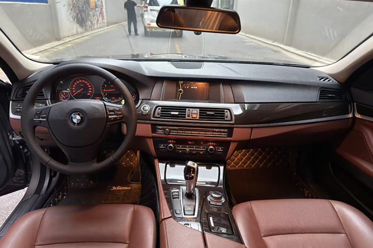 Used BMW 5 Series 2014 525Li Leading Model Interior 2