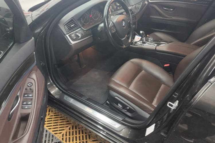 Used BMW 5 Series 2014 525Li Luxury Design Package Interior 3