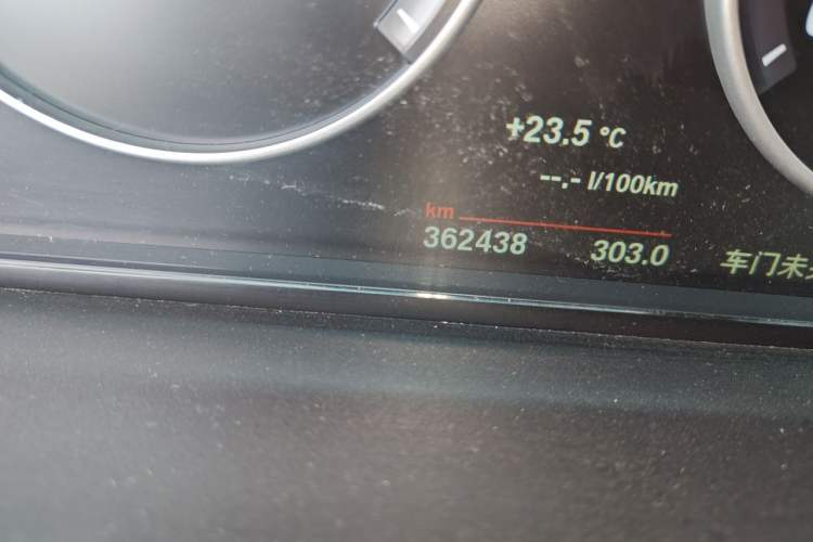 Used BMW 5 Series 2014 525Li Leading Model Odometer Close Up