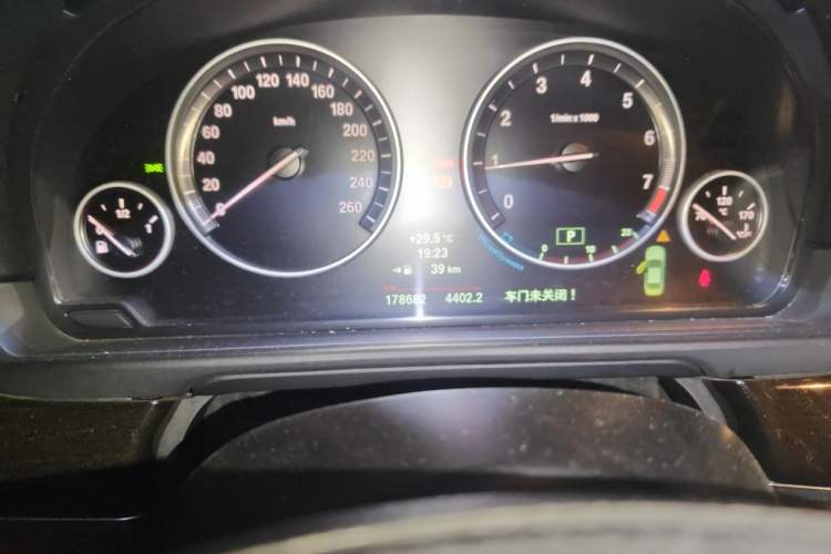 Used BMW 5 Series 2014 530Li Leading Model Odometer Close Up