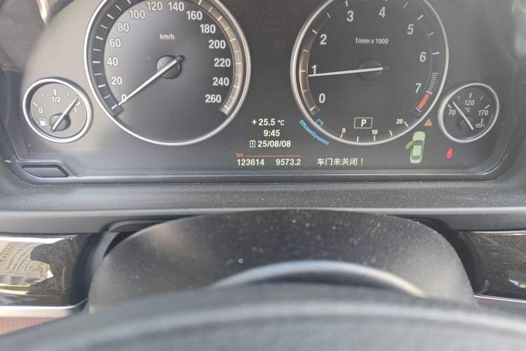 Used BMW 5 Series 2014 525Li Leading Model Odometer Close Up