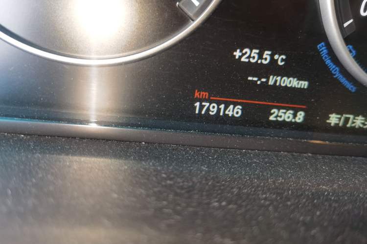 Used BMW 5 Series 2014 520Li Elegant Model Odometer Close Up