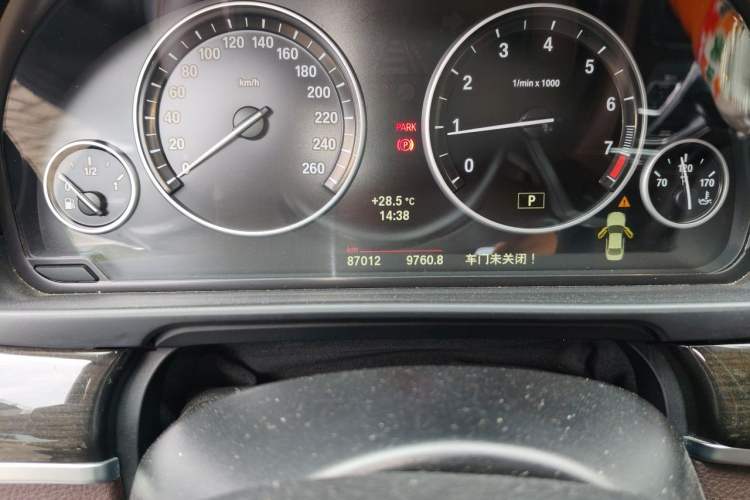 Used BMW 5 Series 2014 525Li Luxury Design Package Odometer Close Up