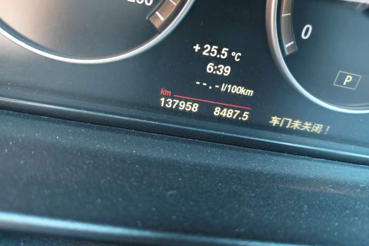 Used BMW 5 Series 2014 520Li Elegant Model Odometer Close Up