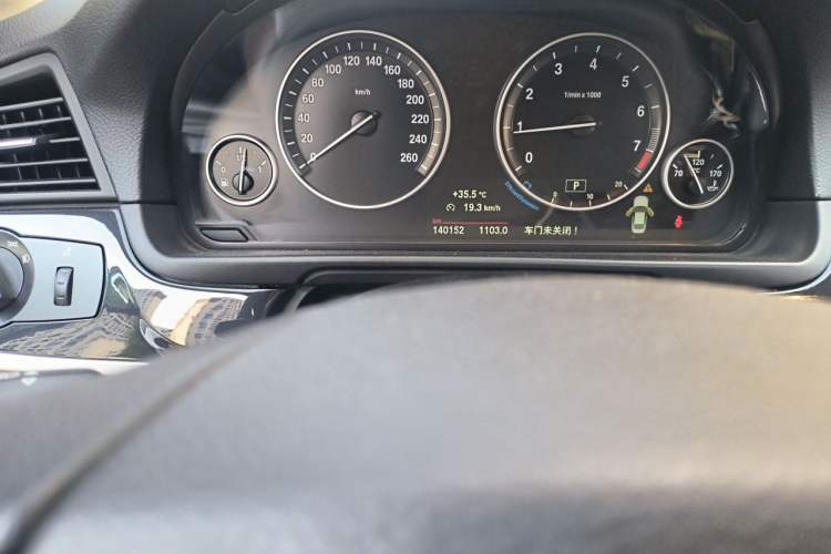 Used BMW 5 Series 2014 520Li Elegant Model Odometer Close Up