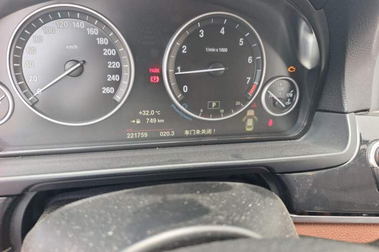 Used BMW 5 Series 2014 520Li Elegant Model Odometer Close Up