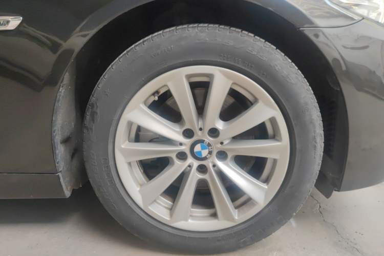 Used BMW 5 Series 2014 520Li Elegant Model Right Front Wheel Hub