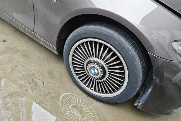 Used BMW 5 Series 2014 520Li Elegant Model Right Front Wheel Hub