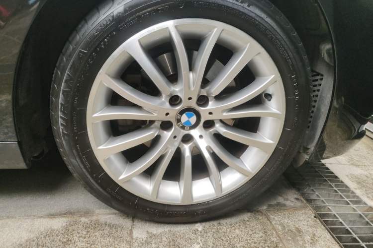 Used BMW 5 Series 2014 525Li Luxury Design Package Right Front Wheel Hub