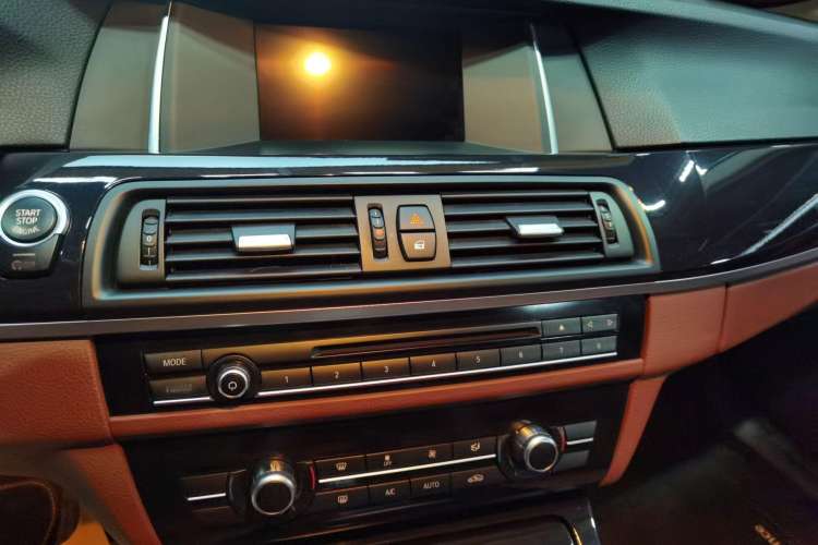 Used BMW 5 Series 2014 520i Elegant Edition Audio And AC Panel