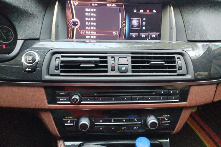 Used BMW 5 Series 2014 520i Touring Edition Audio And AC Panel