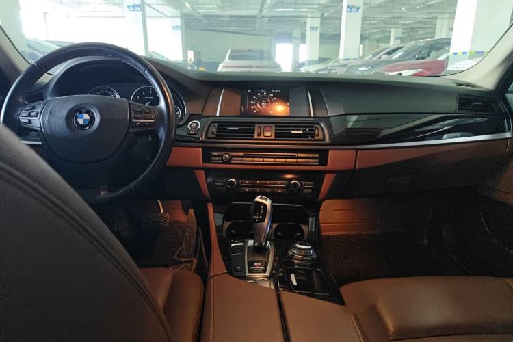 Used BMW 5 Series 2014 520Li Elegant Model Center Console
