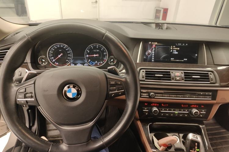 Used BMW 5 Series 2014 535Li Leading Model Center Console