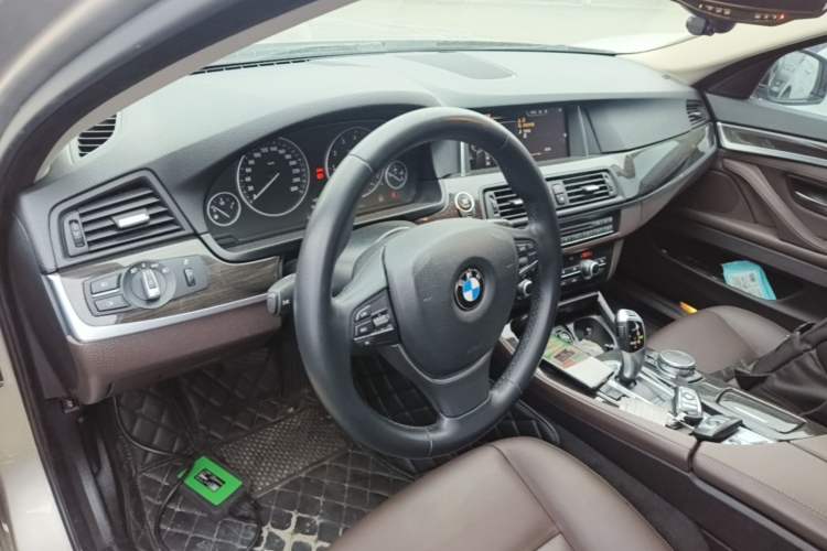 Used BMW 5 Series 2014 525Li Luxury Design Package Center Console