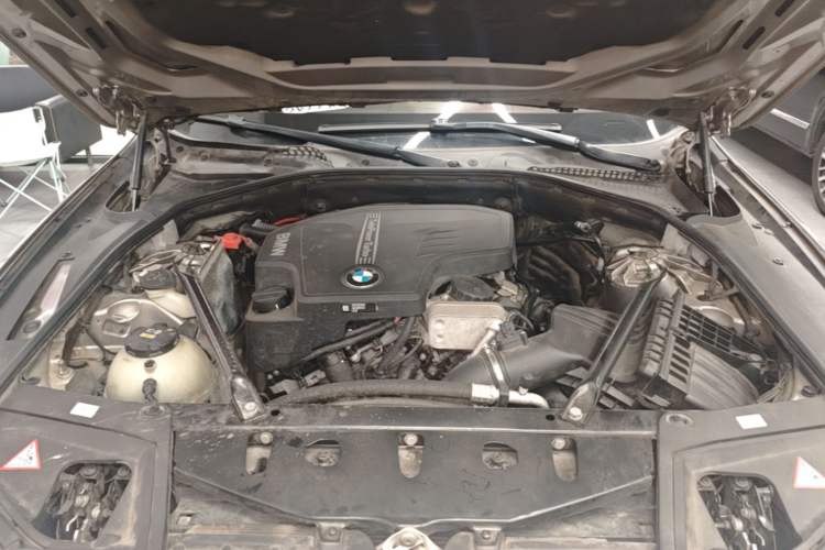 Used BMW 5 Series 2014 520Li Elegant Model Engine Bay