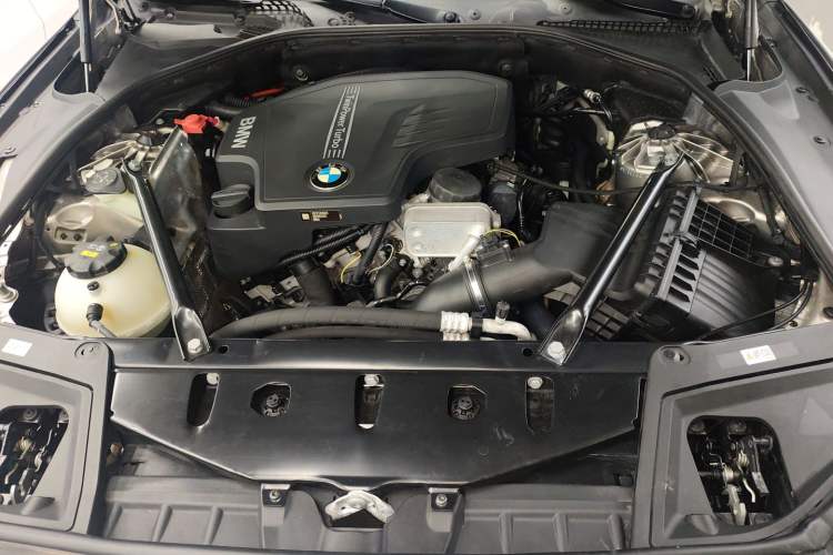 Used BMW 5 Series 2014 528Li Leading Model Engine Bay
