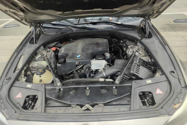 Used BMW 5 Series 2014 525Li Leading Model Engine Bay