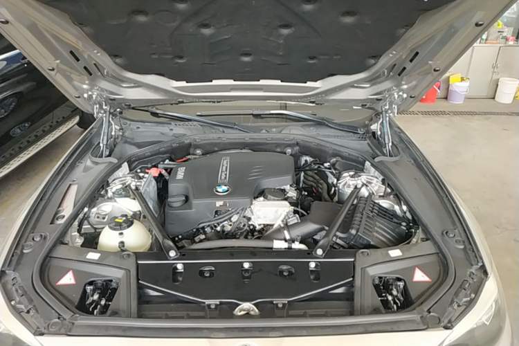 Used BMW 5 Series 2014 525Li Leading Model Engine Bay