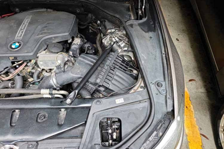 Used BMW 5 Series 2014 525Li Luxury Design Package Engine Bay Left