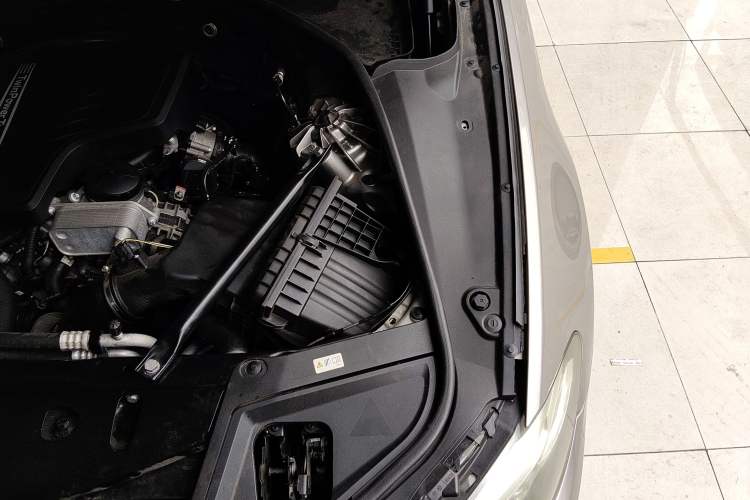 Used BMW 5 Series 2014 525Li Leading Model Engine Bay Left