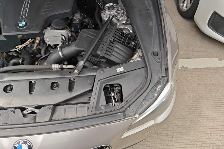 Used BMW 5 Series 2014 525Li Leading Model Engine Bay Left