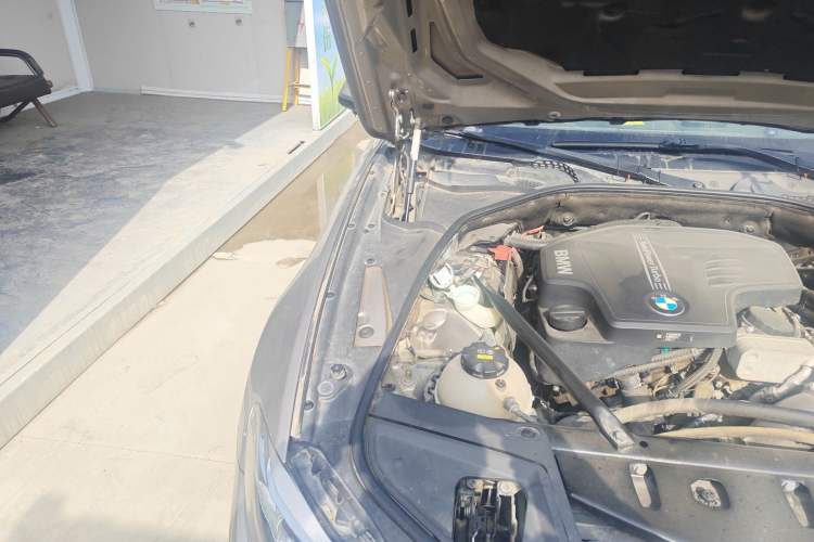 Used BMW 5 Series 2014 525Li Luxury Design Package Engine Bay Right