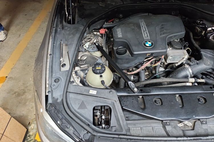 Used BMW 5 Series 2014 525Li Luxury Design Package Engine Bay Right