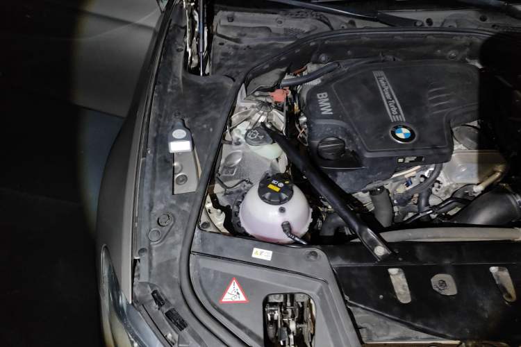 Used BMW 5 Series 2014 525Li Luxury Design Package Engine Bay Right