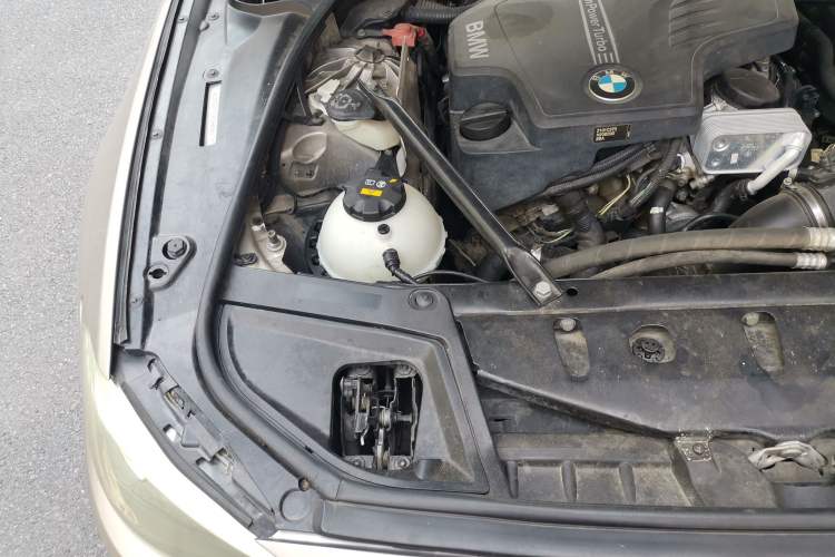 Used BMW 5 Series 2014 520Li Elegant Model Engine Bay Right