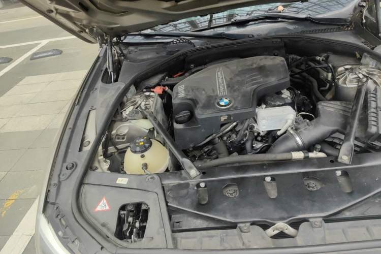 Used BMW 5 Series 2014 525Li Leading Model Engine Bay Right