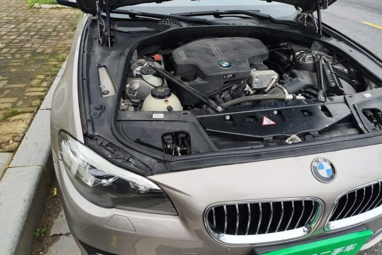 Used BMW 5 Series 2014 520Li Elegant Model Engine Bay Right