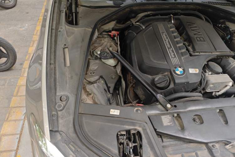 Used BMW 5 Series 2014 535i Design Package Model Engine Bay Right