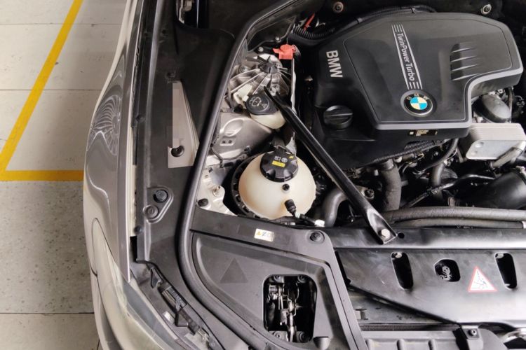 Used BMW 5 Series 2014 525Li Leading Model Engine Bay Right