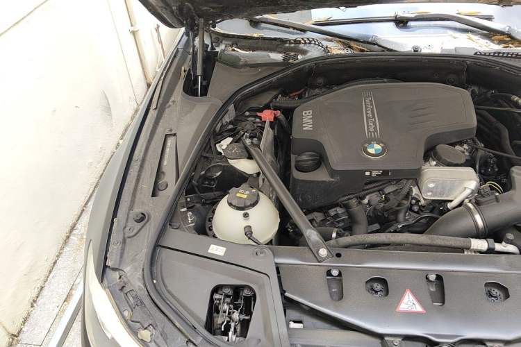 Used BMW 5 Series 2014 528Li Fashion Design Package Engine Bay Right