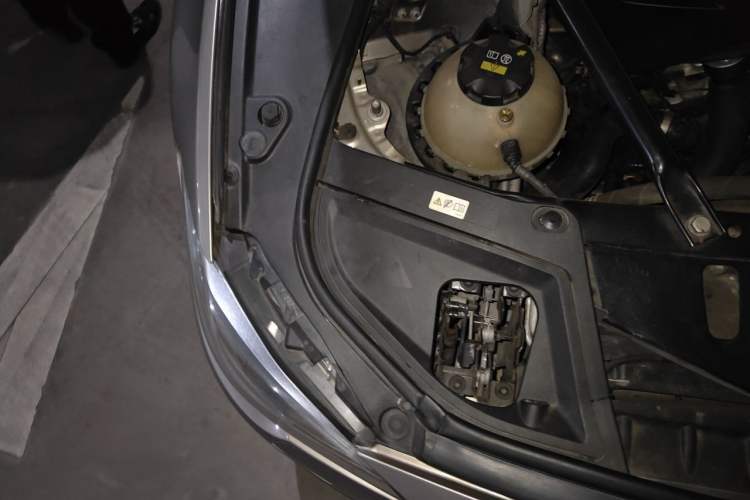 Used BMW 5 Series 2014 525Li Luxury Design Package Engine Bay Right