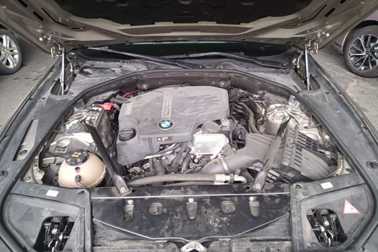 Used BMW 5 Series 2014 525Li Leading Model Engine Bay