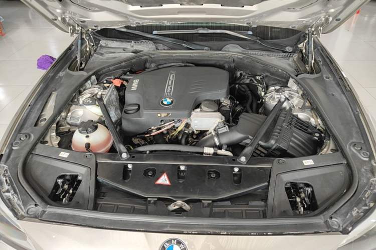 Used BMW 5 Series 2014 525Li Leading Model Engine Bay