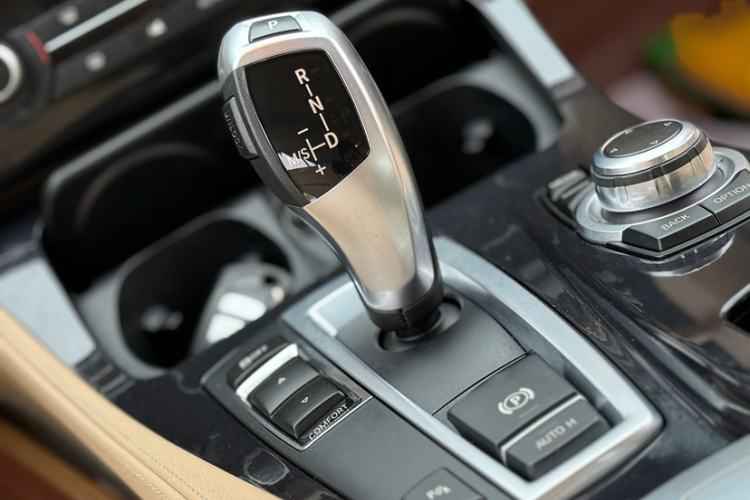 Used BMW 5 Series 2014 520i Elegant Edition Gear Lever
