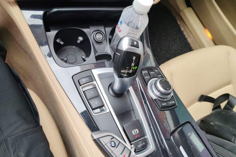 Used BMW 5 Series 2014 520i Elegant Edition Gear Lever
