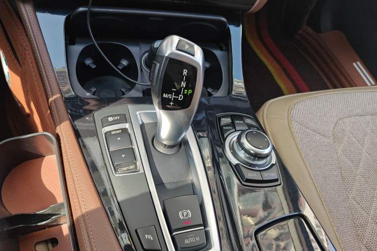 Used BMW 5 Series 2014 520i Elegant Edition Gear Lever