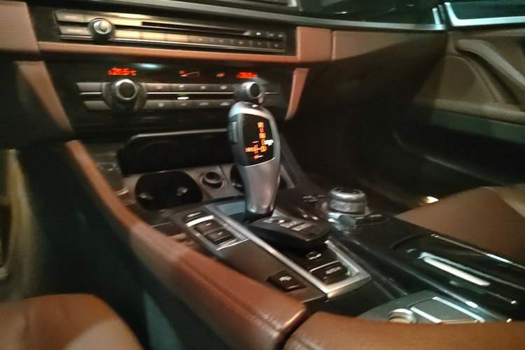 Used BMW 5 Series 2014 520i Elegant Edition Gear Lever