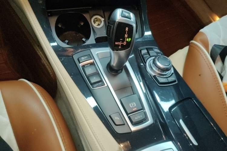 Used BMW 5 Series 2014 520i Elegant Edition Gear Lever