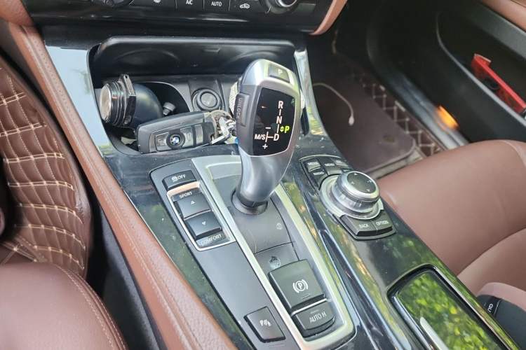 Used BMW 5 Series 2014 520i Elegant Edition Gear Lever