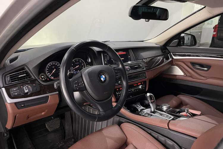 Used BMW 5 Series 2014 535Li Leading Model Interior 1