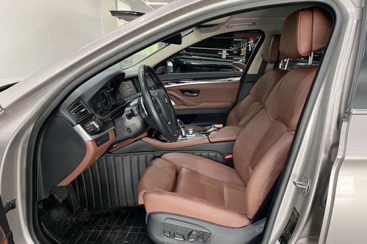 Used BMW 5 Series 2014 535Li Leading Model Interior 2