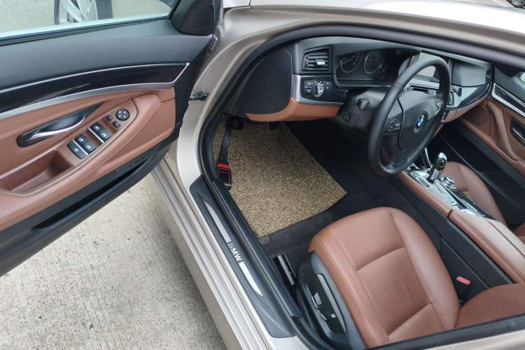 Used BMW 5 Series 2014 520i Elegant Edition Interior 3