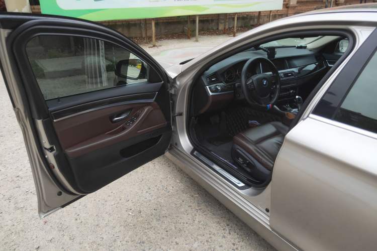 Used BMW 5 Series 2014 525Li Luxury Design Package Interior 3