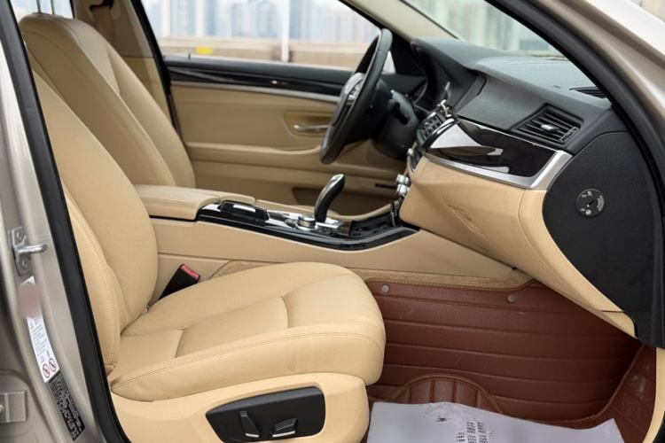 Used BMW 5 Series 2014 520i Elegant Edition Interior 4