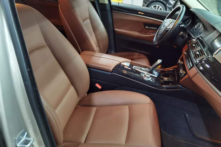 Used BMW 5 Series 2014 520i Elegant Edition Interior 7