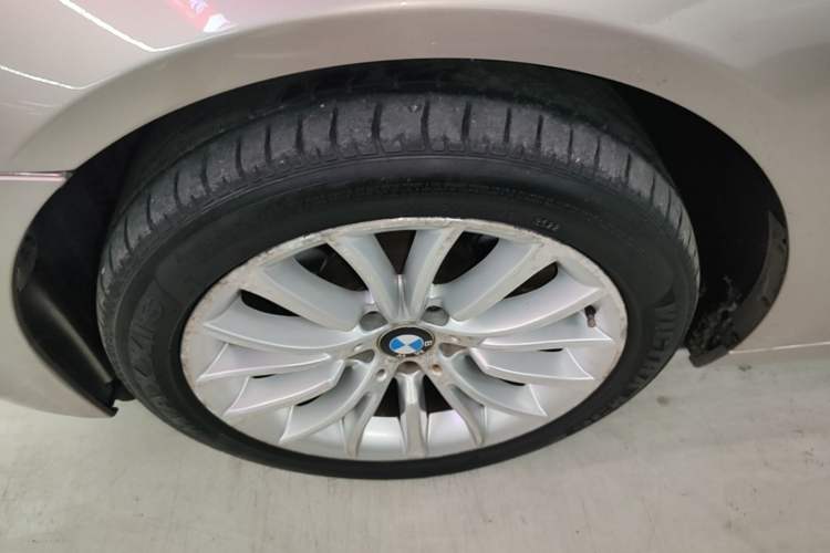 Used BMW 5 Series 2014 525Li Luxury Design Package Left Front Wheel Hub